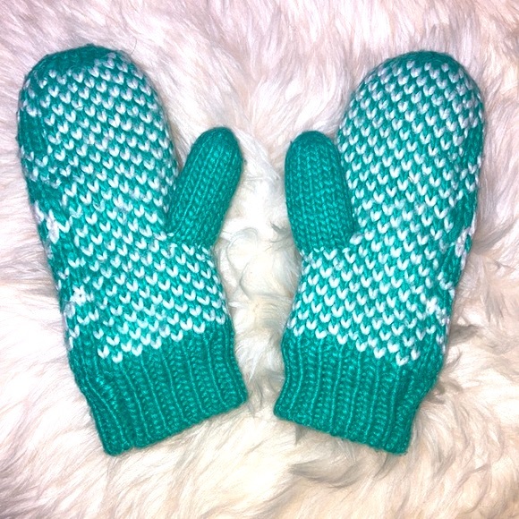 LAND’S END Knit Mittens & Beanie Set - Picture 3 of 4